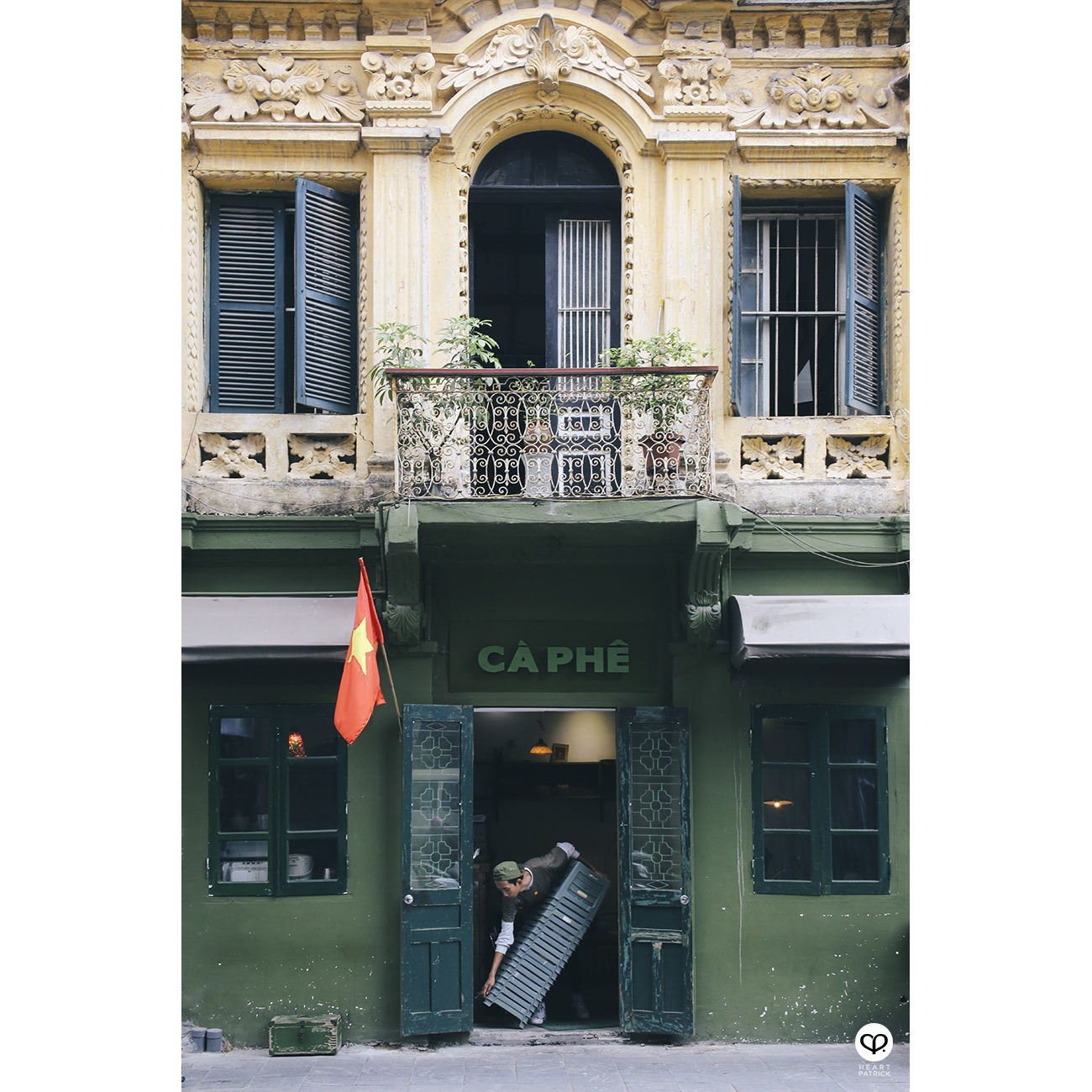 heartpatrick travel hanoi vietnam street photography cong caphe coffee
