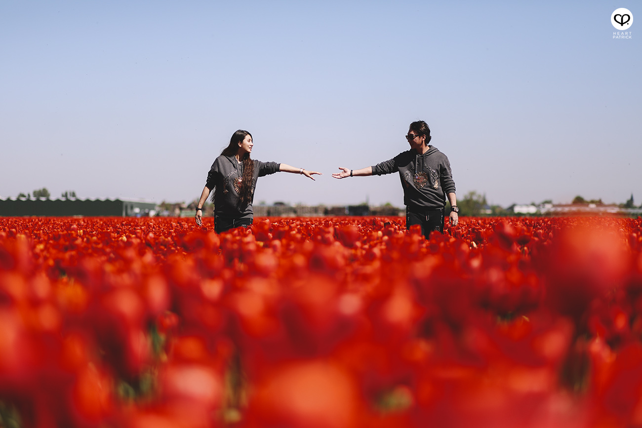heartpatrick destination pregnancy prenatal couple portraits santorini greece
