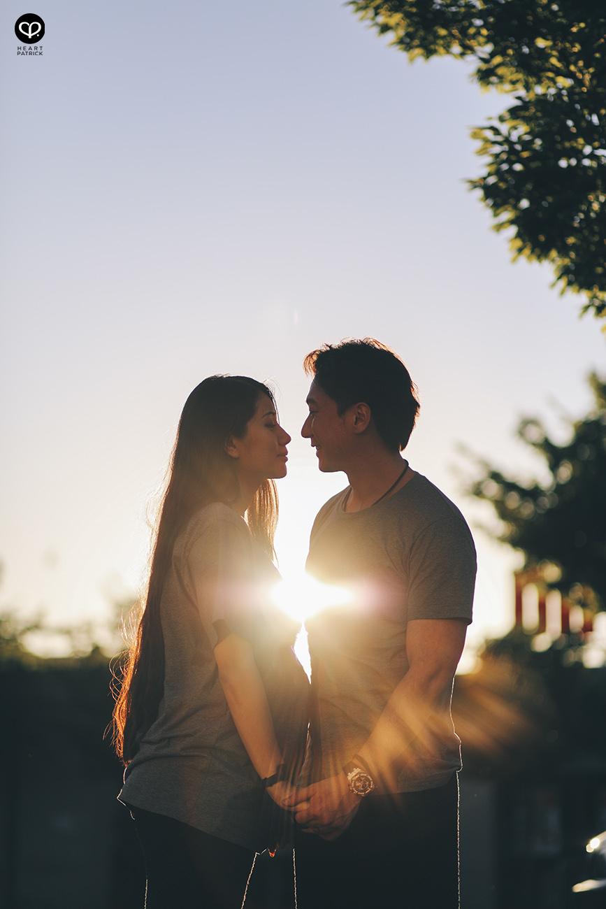 heartpatrick destination pregnancy prenatal couple portraits santorini greece