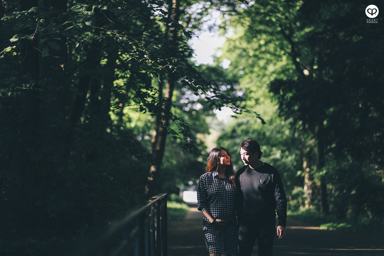 heartpatrick destination pregnancy prenatal couple portraits santorini greece