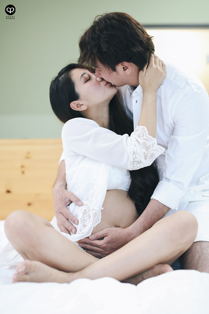 heartpatrick destination pregnancy prenatal couple portraits santorini greece