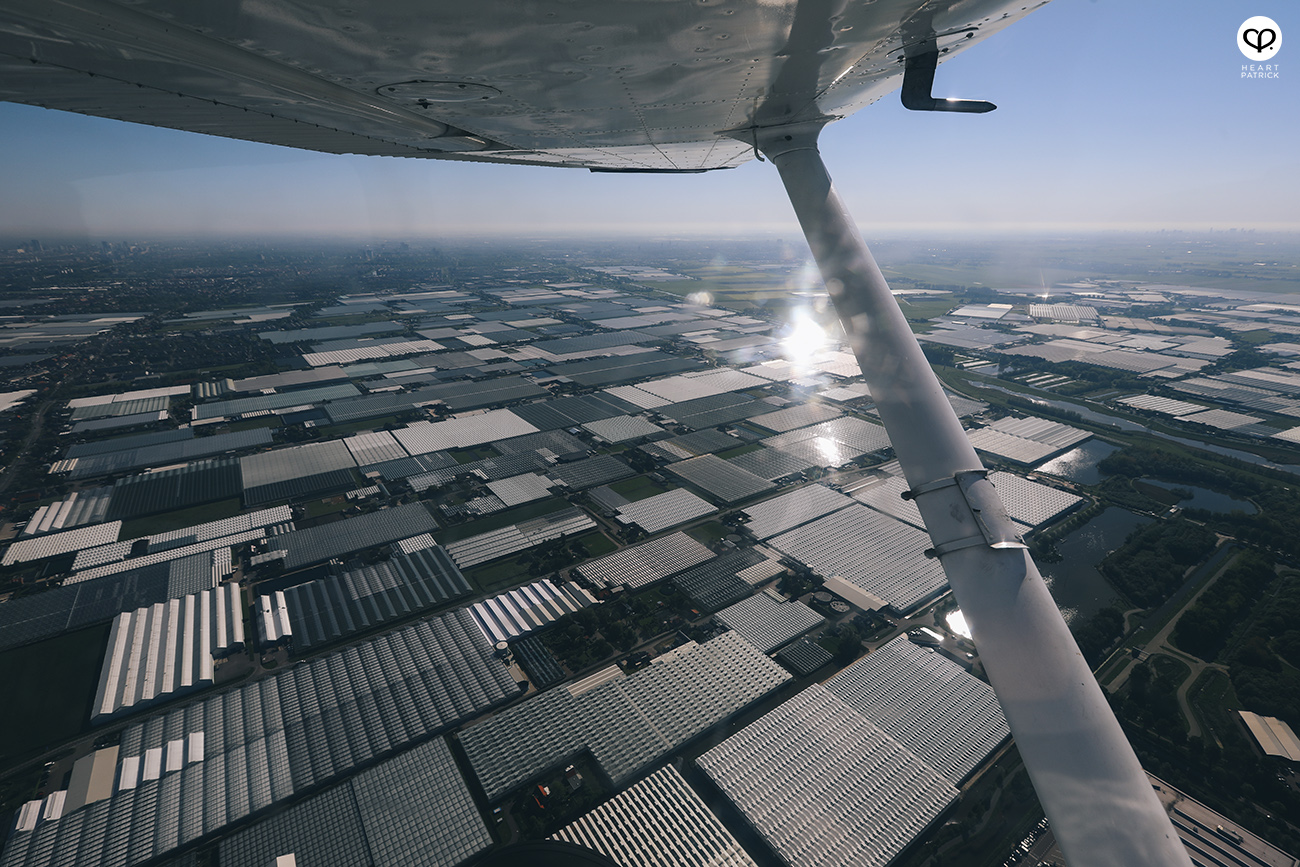 heartpatrick destination pregnancy prenatal couple portraits santorini greece