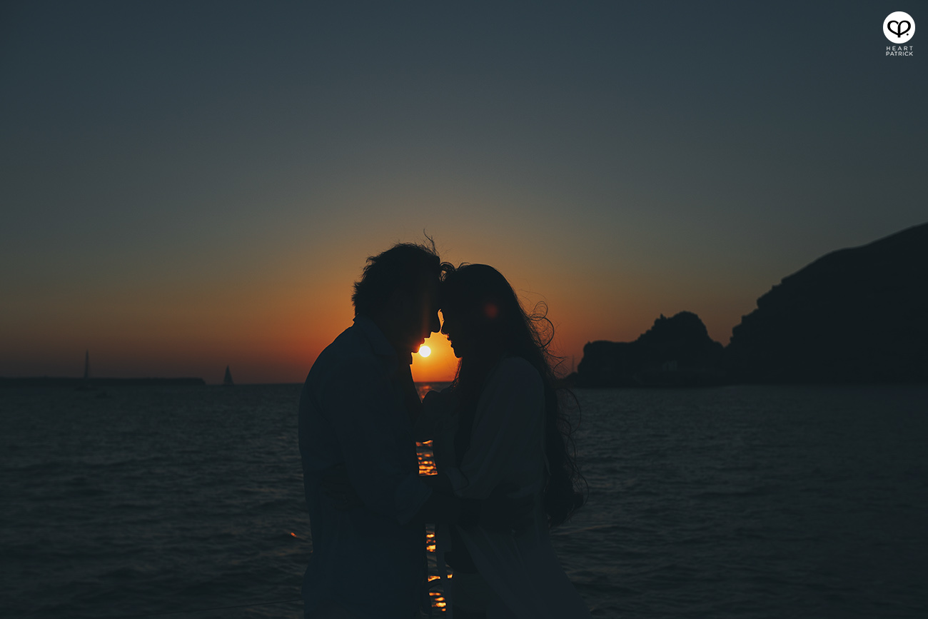 heartpatrick destination pregnancy prenatal couple portraits santorini greece