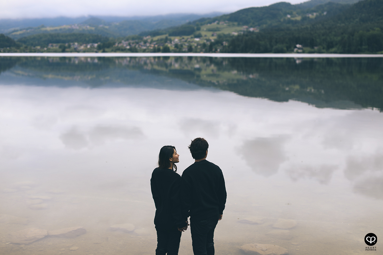 heartpatrick destination pregnancy prenatal couple portraits santorini greece