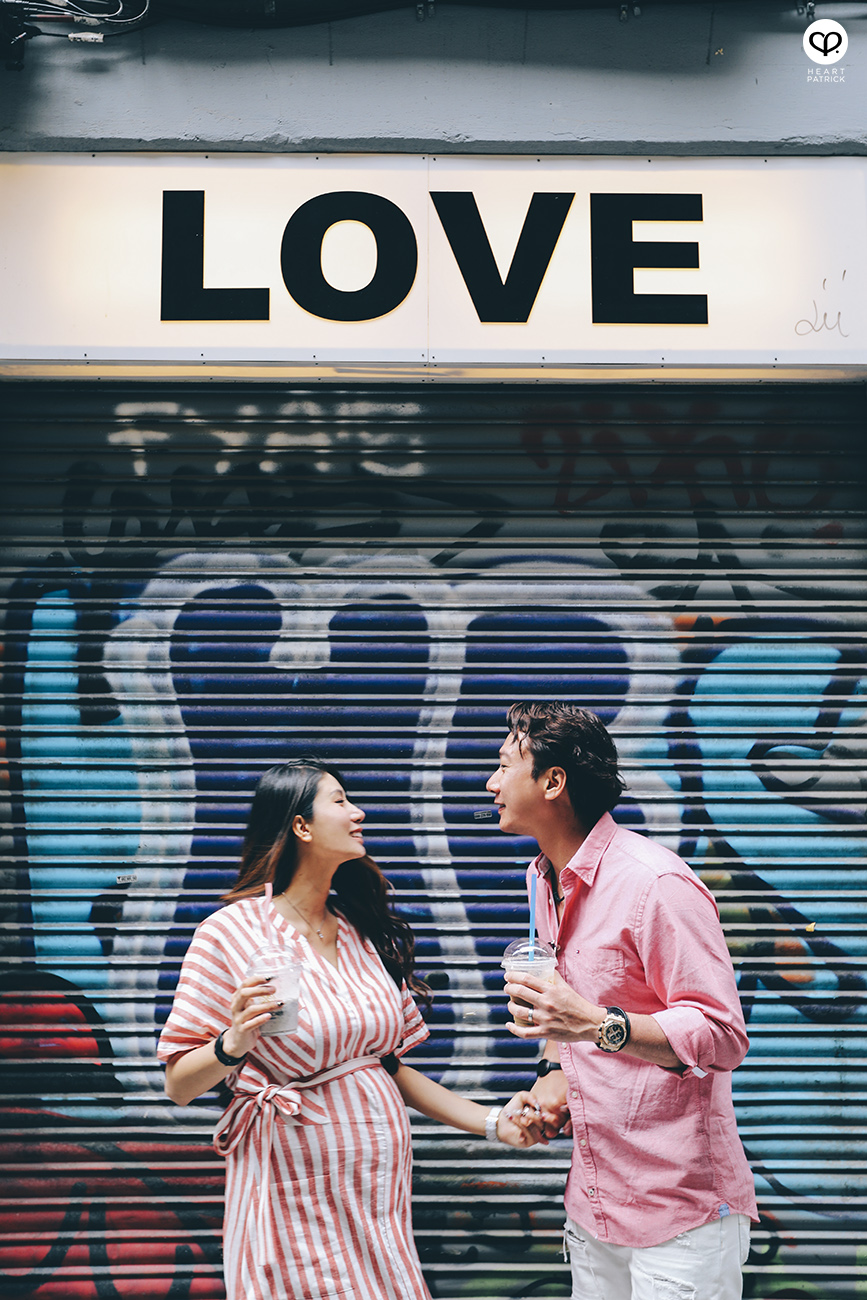 heartpatrick destination pregnancy prenatal couple portraits santorini greece