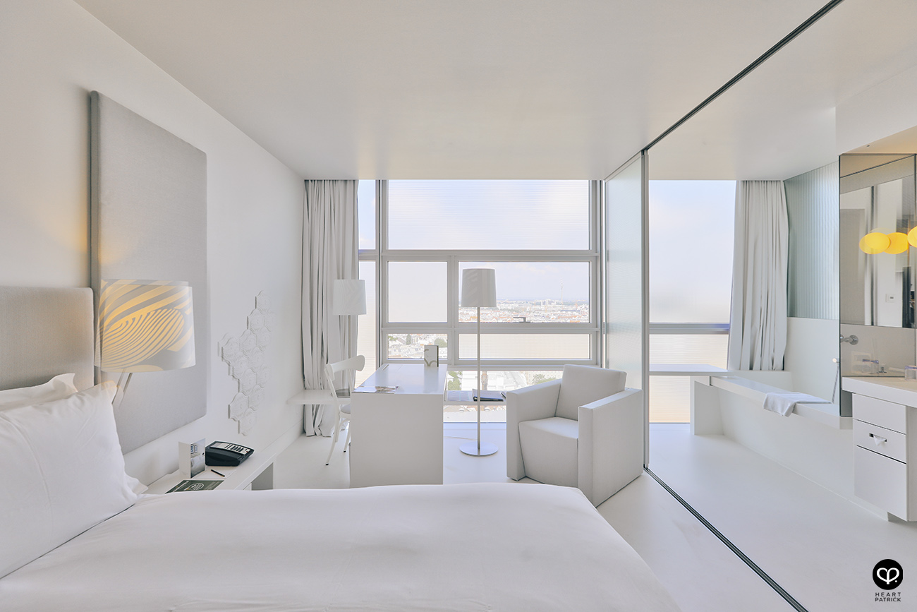 heartpatrick destination pregnancy prenatal couple portraits santorini greece