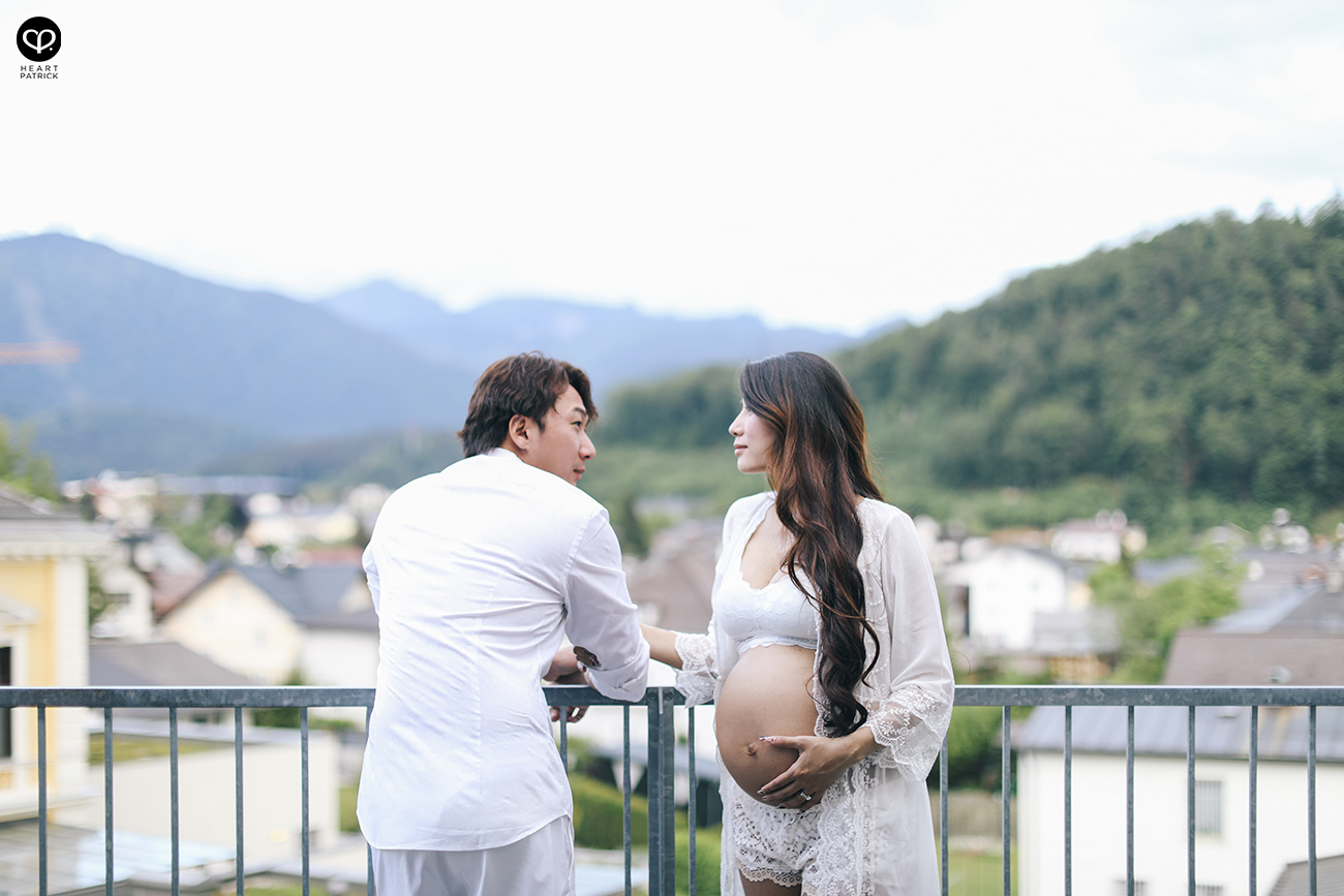 heartpatrick destination pregnancy prenatal couple portraits santorini greece