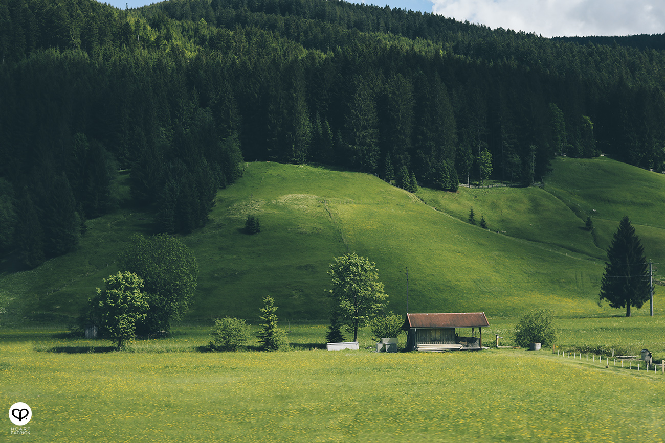 heartpatrick destination pregnancy prenatal couple portraits santorini greece