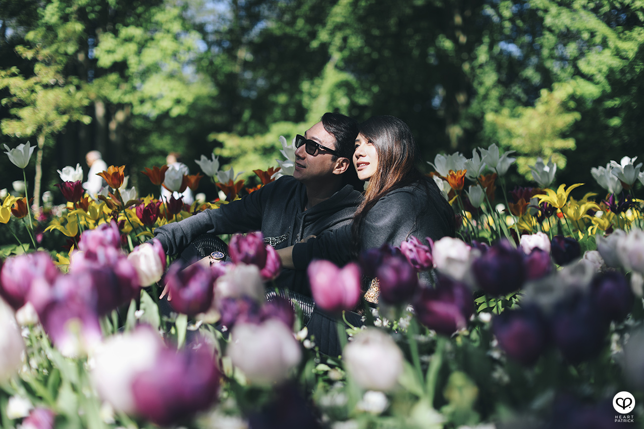 heartpatrick destination pregnancy prenatal couple portraits santorini greece