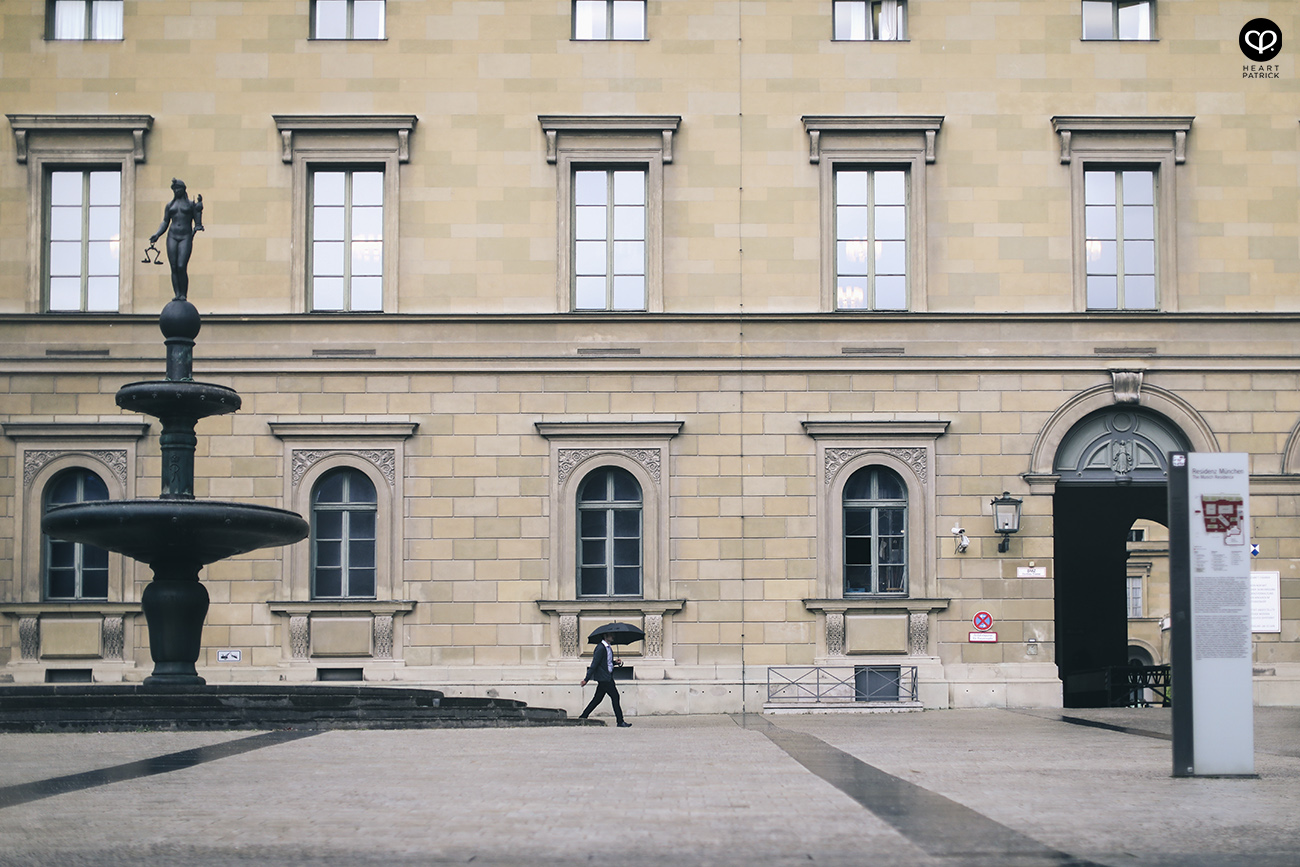 heartpatrick destination pregnancy prenatal couple portraits santorini greece