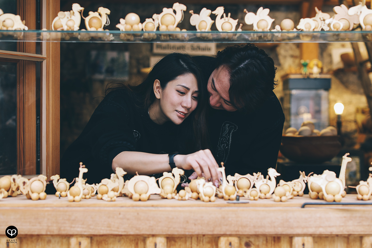 heartpatrick destination pregnancy prenatal couple portraits santorini greece