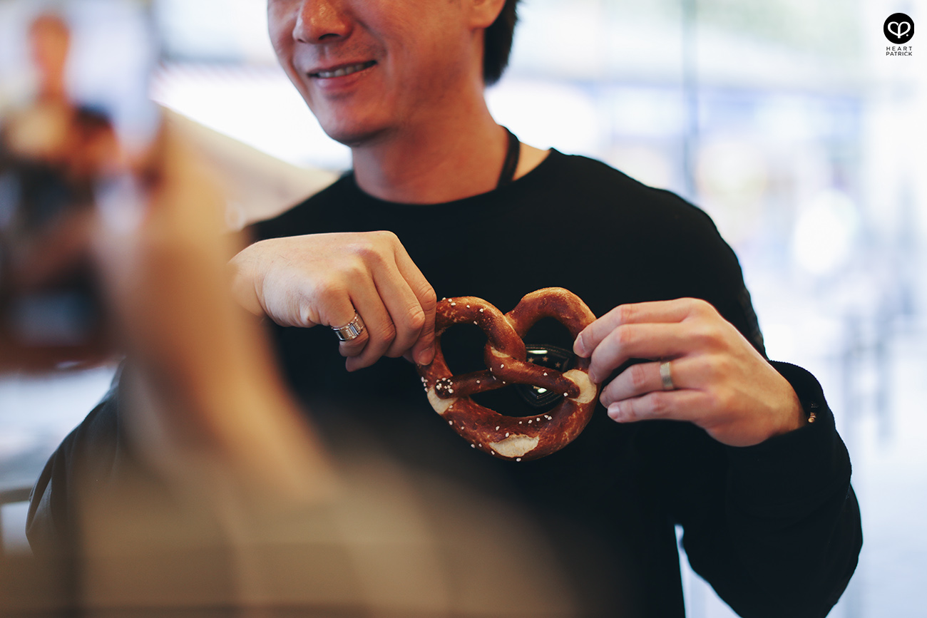 heartpatrick destination pregnancy prenatal couple portraits santorini greece