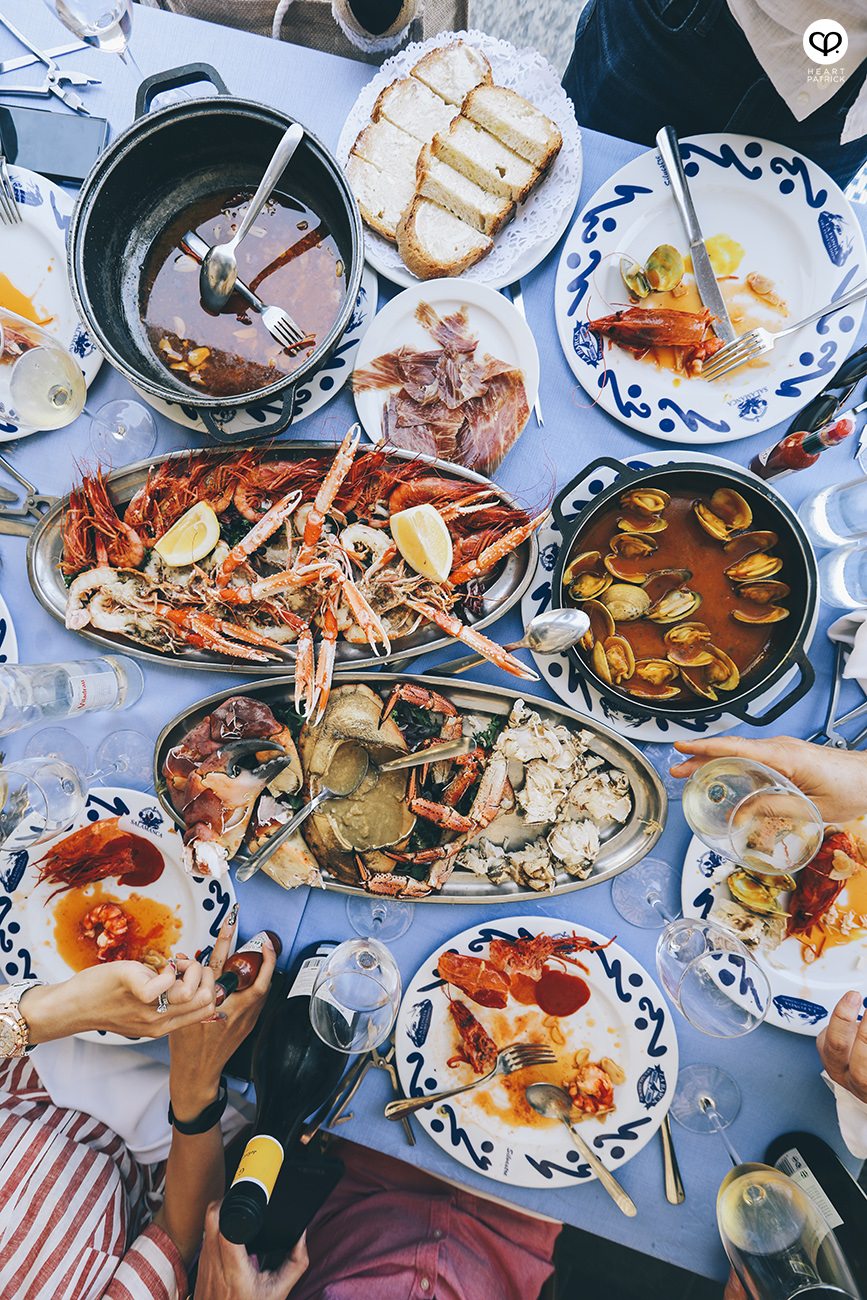 heartpatrick destination pregnancy prenatal couple portraits santorini greece