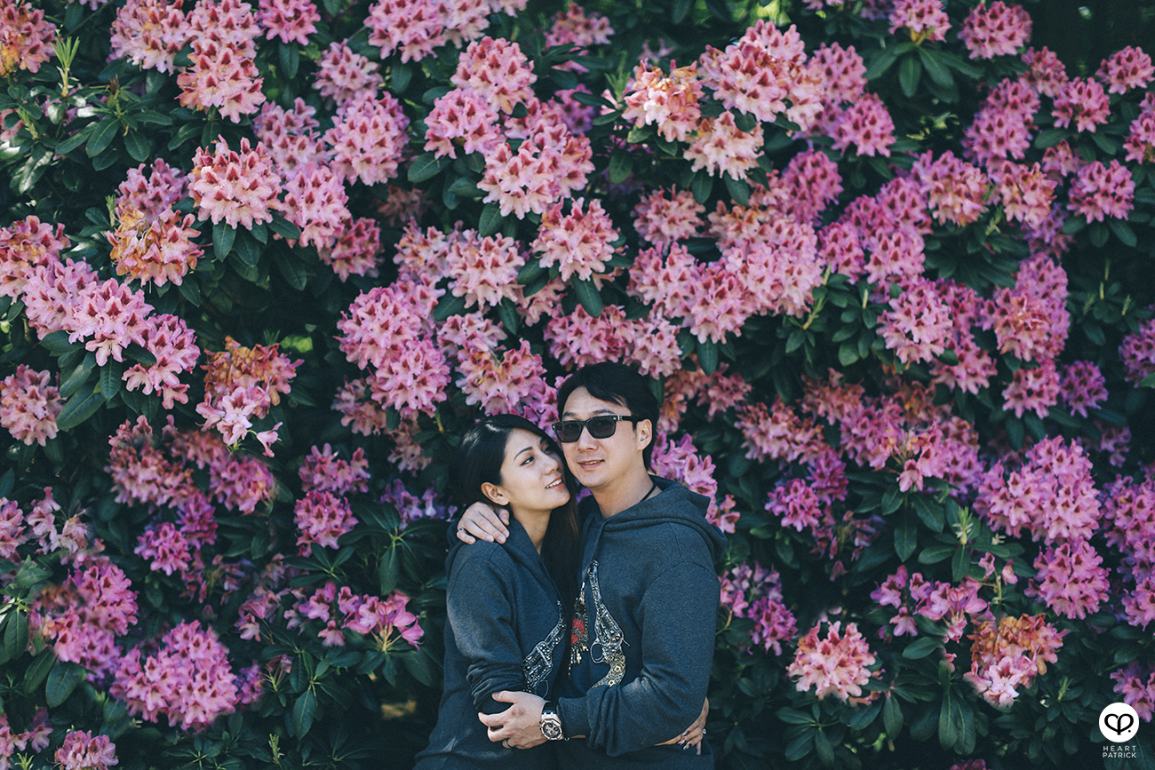 heartpatrick destination pregnancy prenatal couple portraits santorini greece