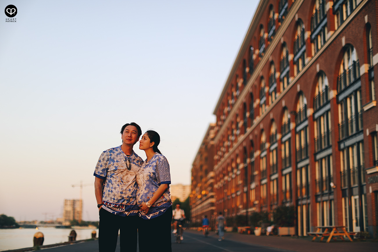 heartpatrick destination pregnancy prenatal couple portraits santorini greece