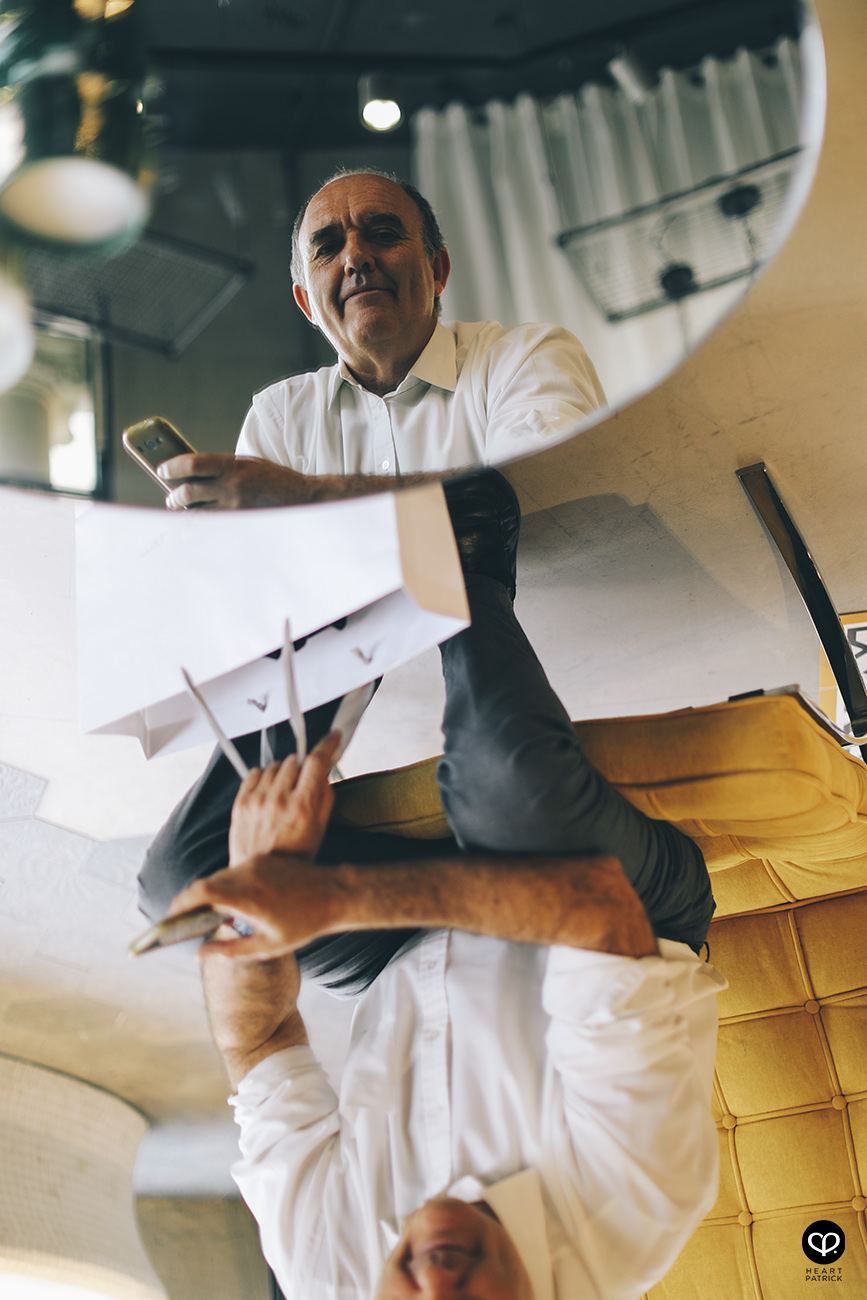 heartpatrick destination pregnancy prenatal couple portraits santorini greece