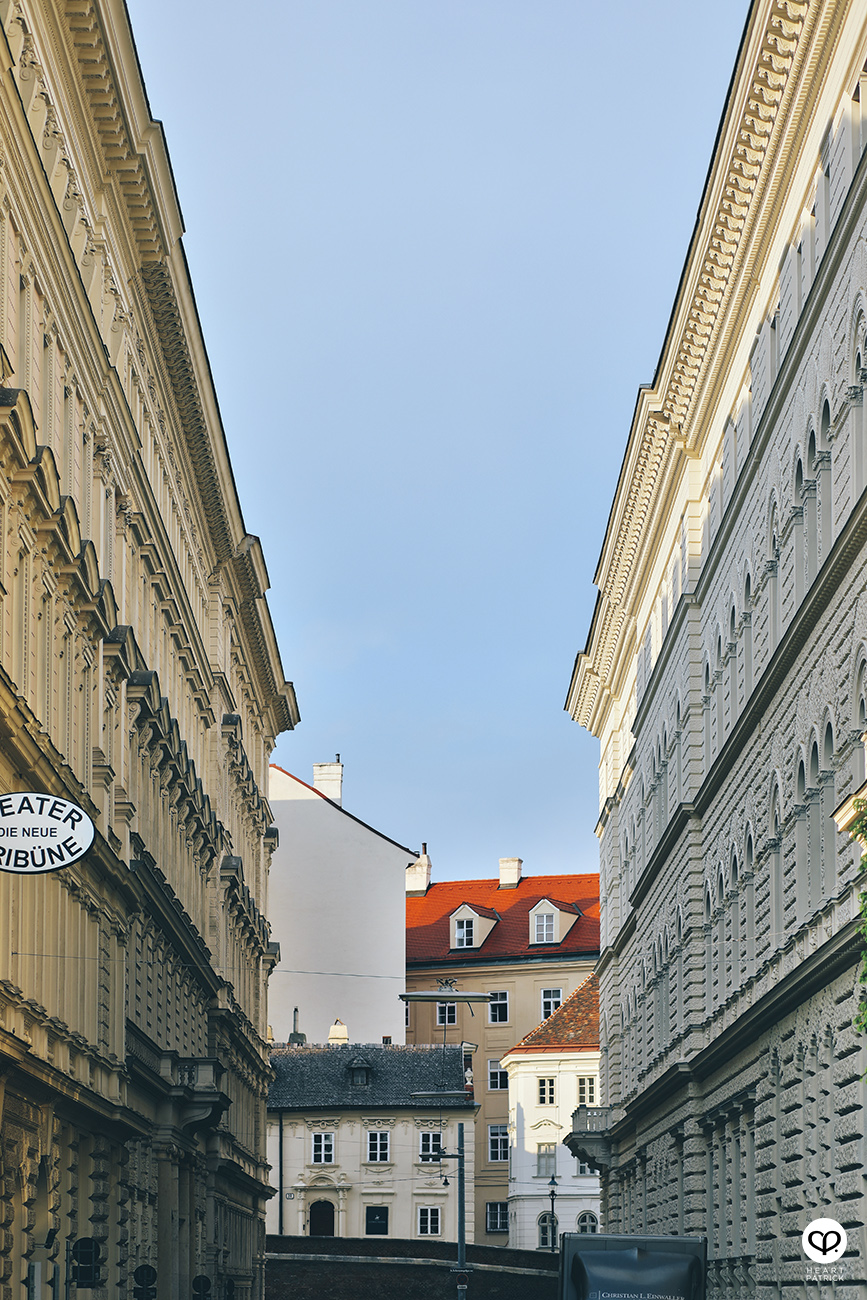 heartpatrick destination pregnancy prenatal couple portraits santorini greece