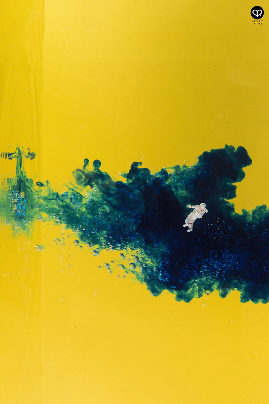 heartpatrick photographer miniature macro photography astronaut colorful ocean food dye water