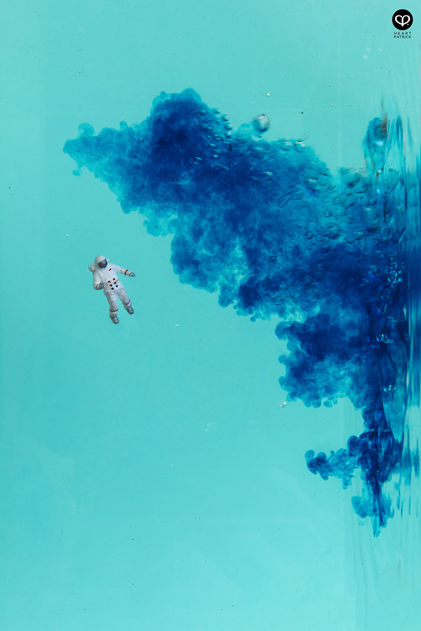 heartpatrick photographer miniature macro photography astronaut colorful ocean food dye water