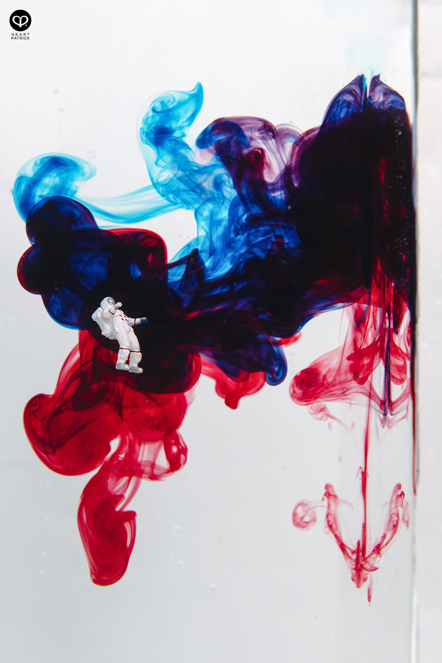 heartpatrick photographer miniature macro photography astronaut colorful ocean food dye water