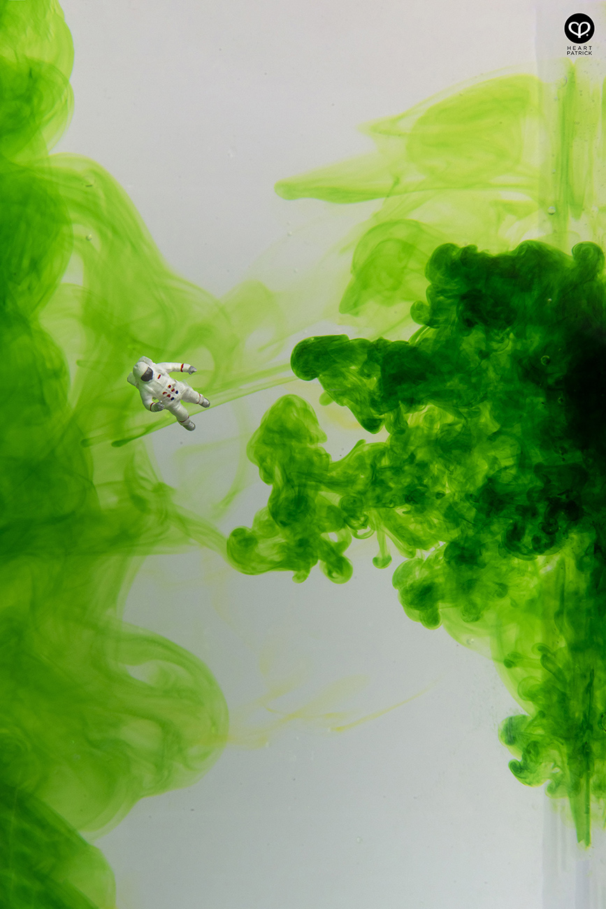 heartpatrick photographer miniature macro photography astronaut colorful ocean food dye water