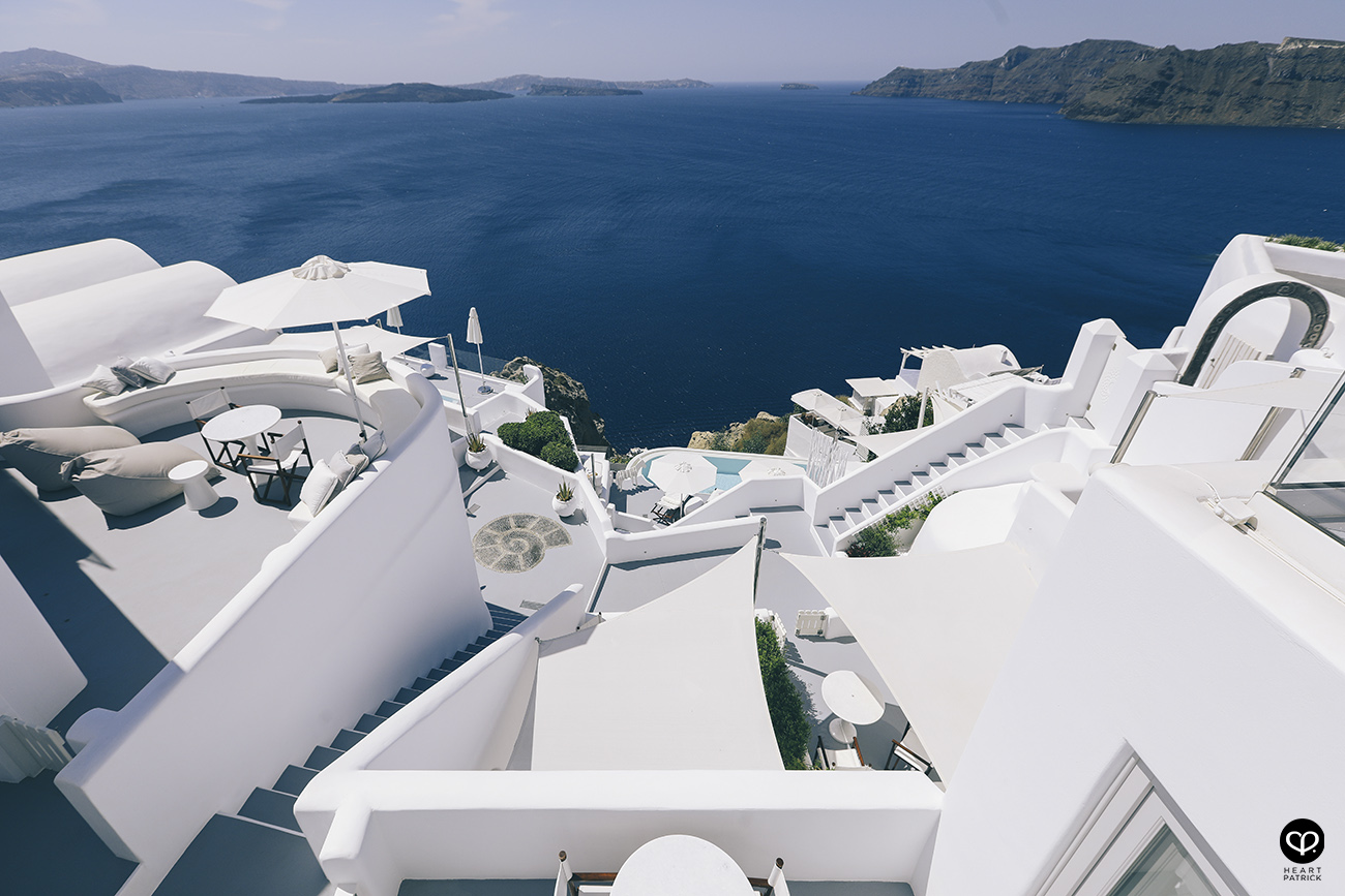 heartpatrick destination pregnancy prenatal couple portraits santorini greece