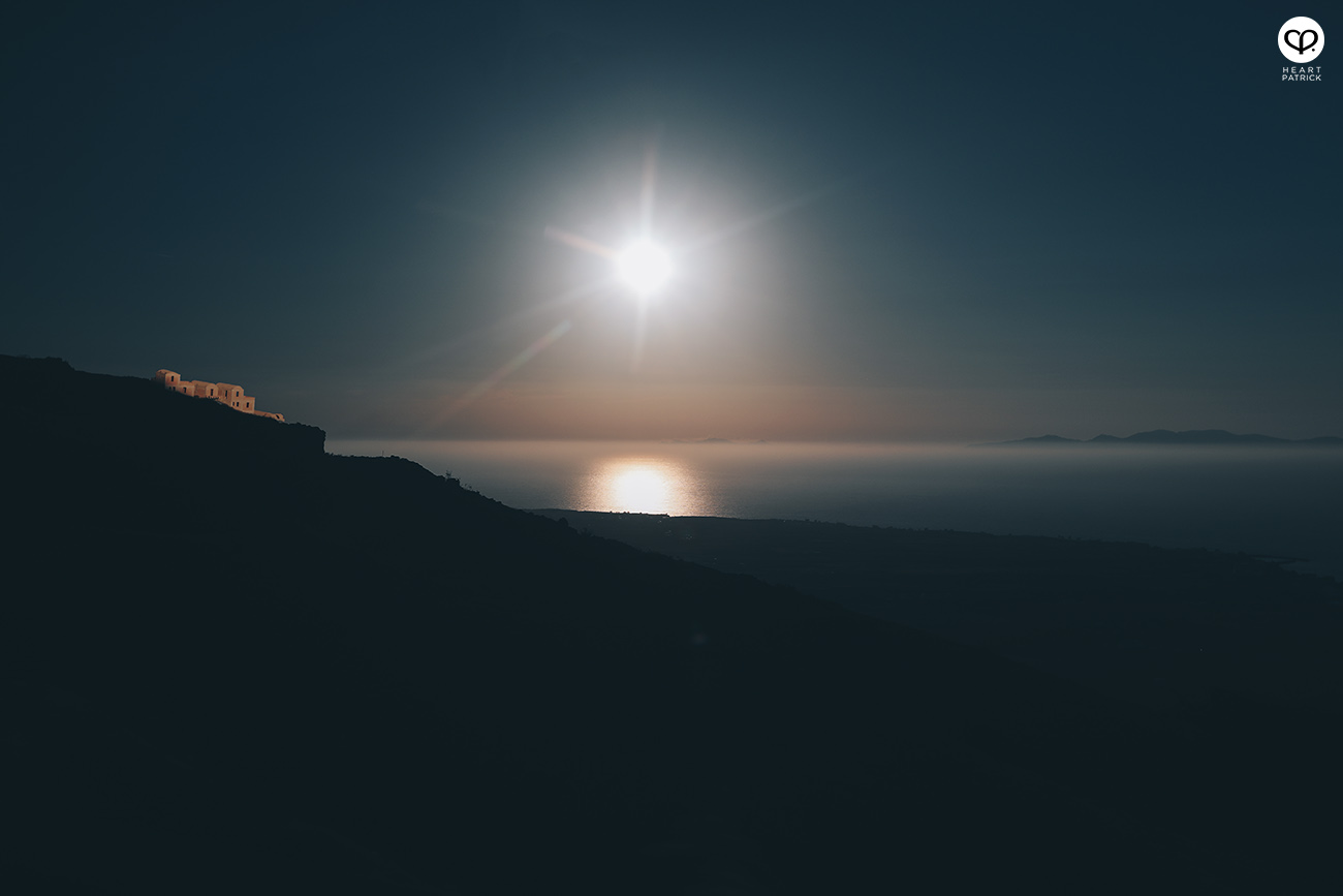 heartpatrick destination pregnancy prenatal couple portraits santorini greece