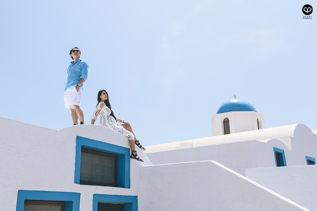 heartpatrick destination pregnancy prenatal couple portraits santorini greece