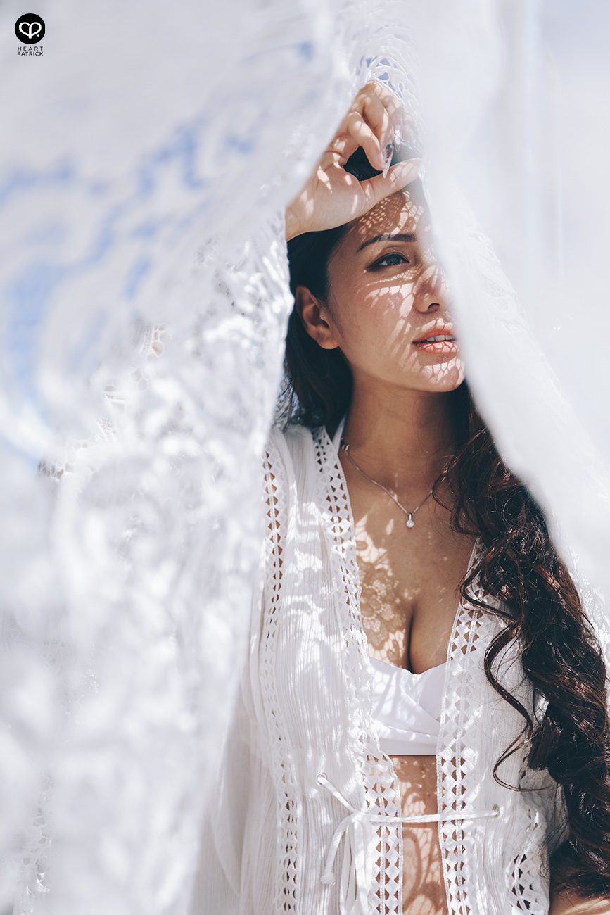 heartpatrick destination pregnancy prenatal couple portraits santorini greece