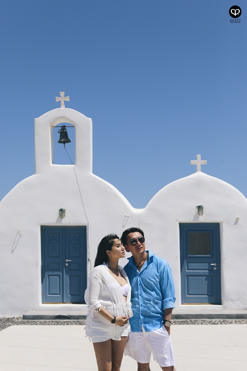 heartpatrick destination pregnancy prenatal couple portraits santorini greece