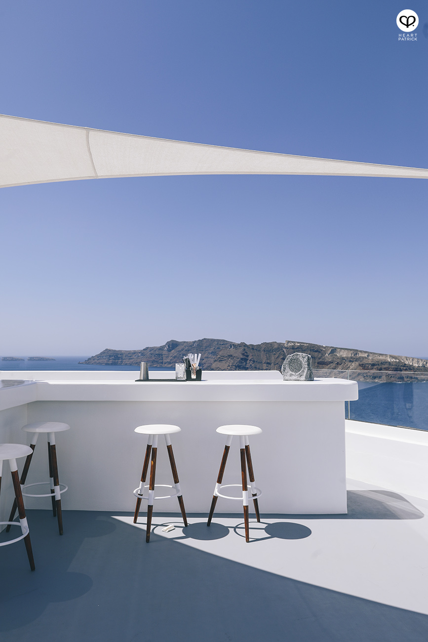 heartpatrick destination pregnancy prenatal couple portraits santorini greece