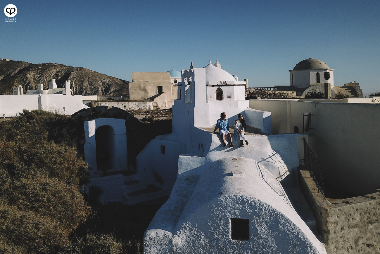 heartpatrick destination pregnancy prenatal couple portraits santorini greece