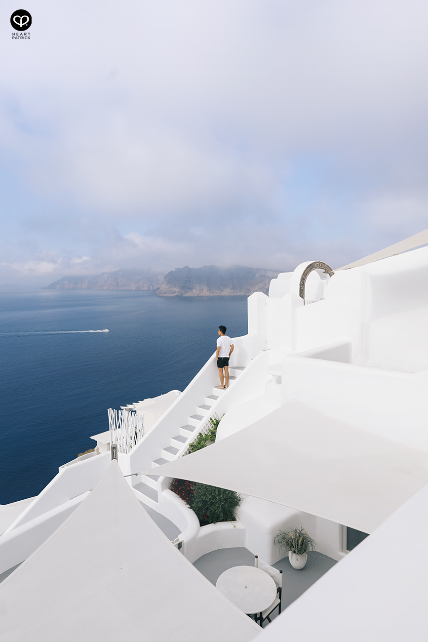 heartpatrick destination pregnancy prenatal couple portraits santorini greece