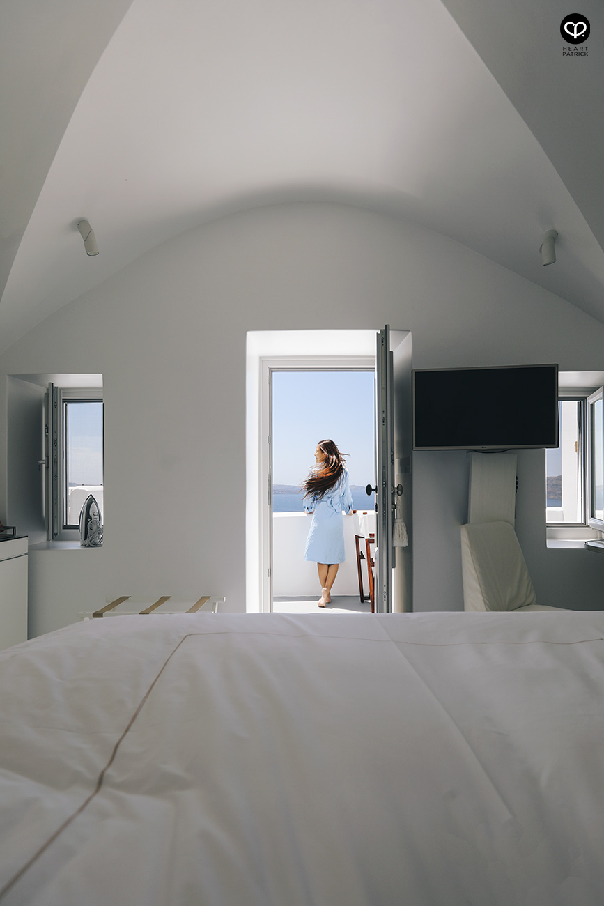 heartpatrick destination pregnancy prenatal couple portraits santorini greece