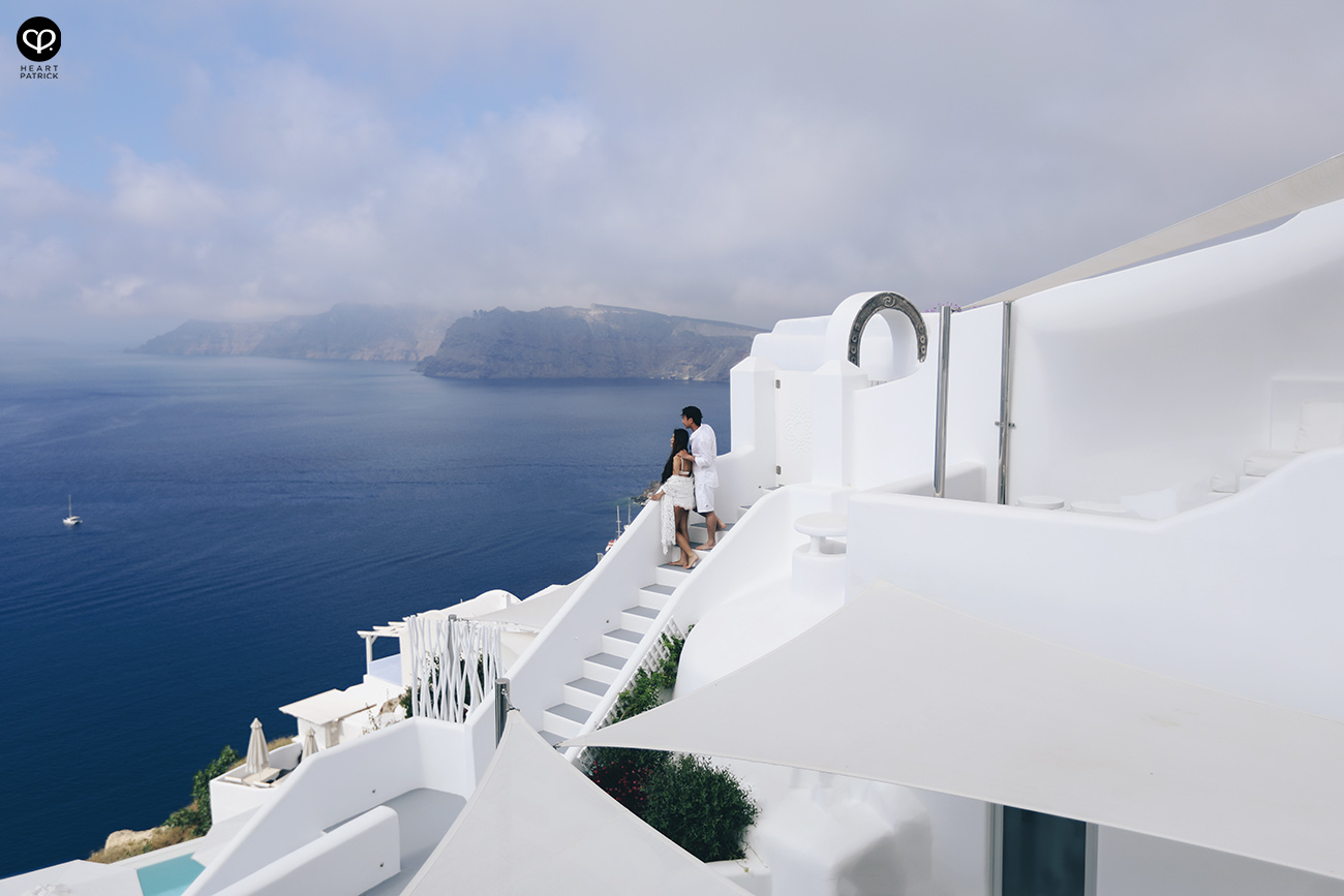 heartpatrick destination pregnancy prenatal couple portraits santorini greece