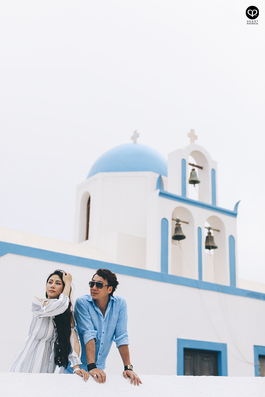 heartpatrick destination pregnancy prenatal couple portraits santorini greece