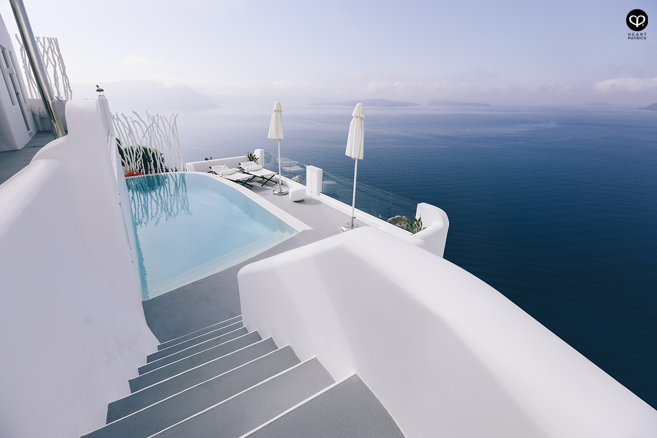 heartpatrick destination pregnancy prenatal couple portraits santorini greece