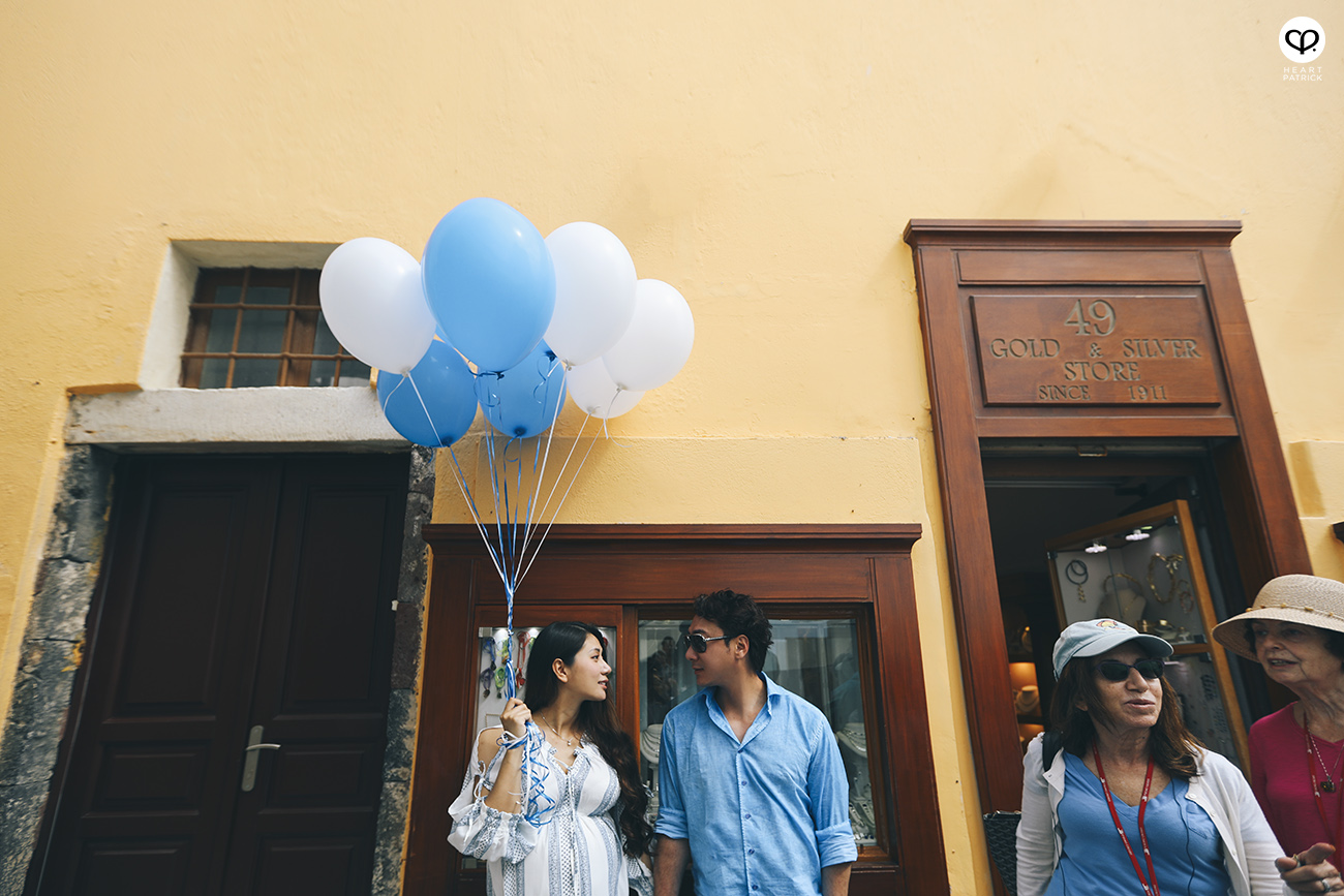 heartpatrick destination pregnancy prenatal couple portraits santorini greece