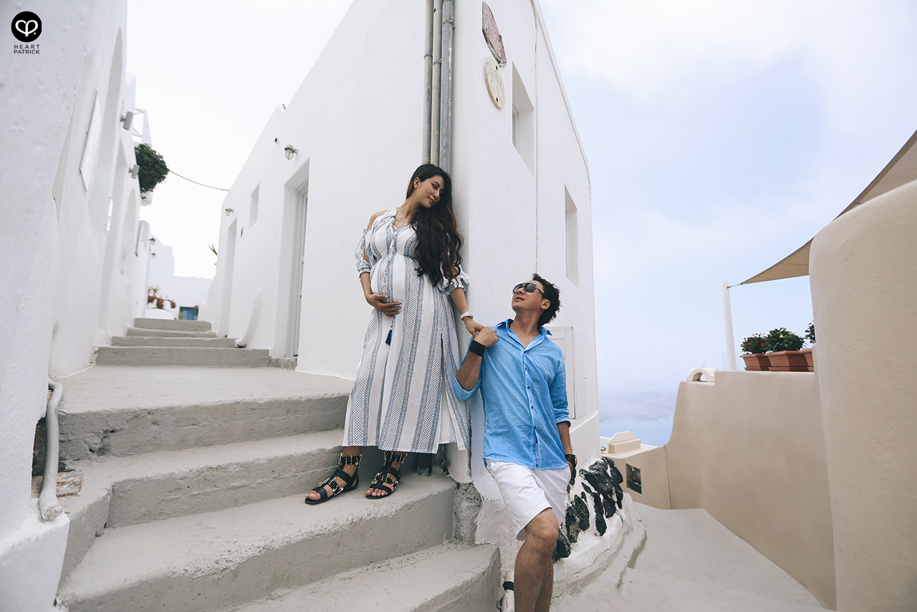 heartpatrick destination pregnancy prenatal couple portraits santorini greece