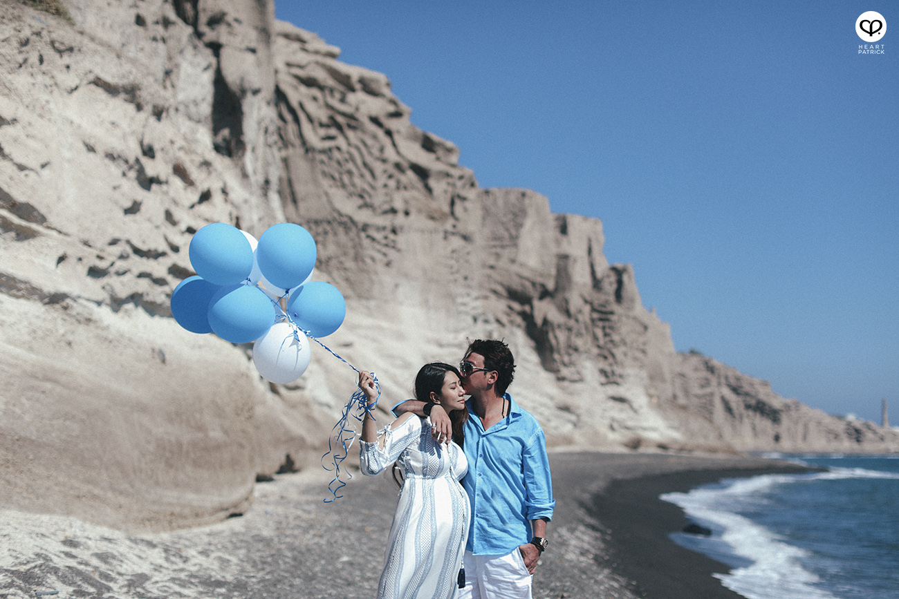 heartpatrick destination pregnancy prenatal couple portraits santorini greece
