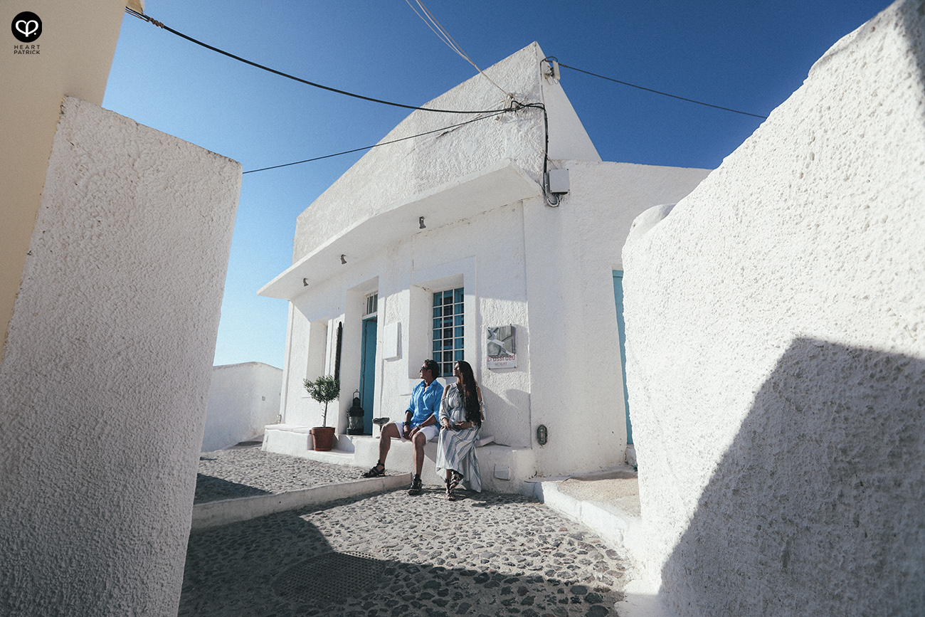 heartpatrick destination pregnancy prenatal couple portraits santorini greece