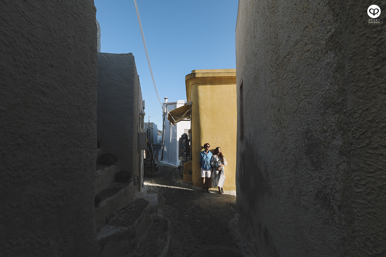 heartpatrick destination pregnancy prenatal couple portraits santorini greece