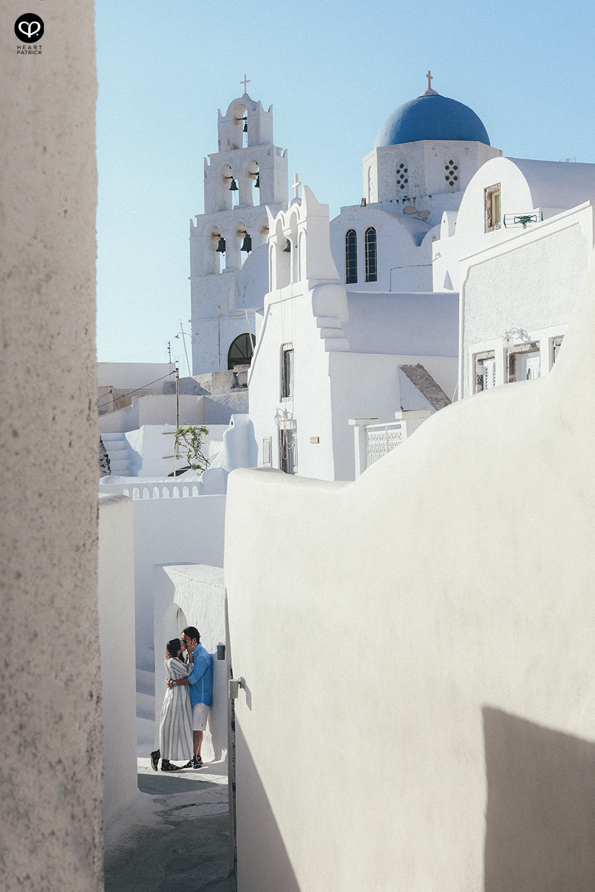 heartpatrick destination pregnancy prenatal couple portraits santorini greece