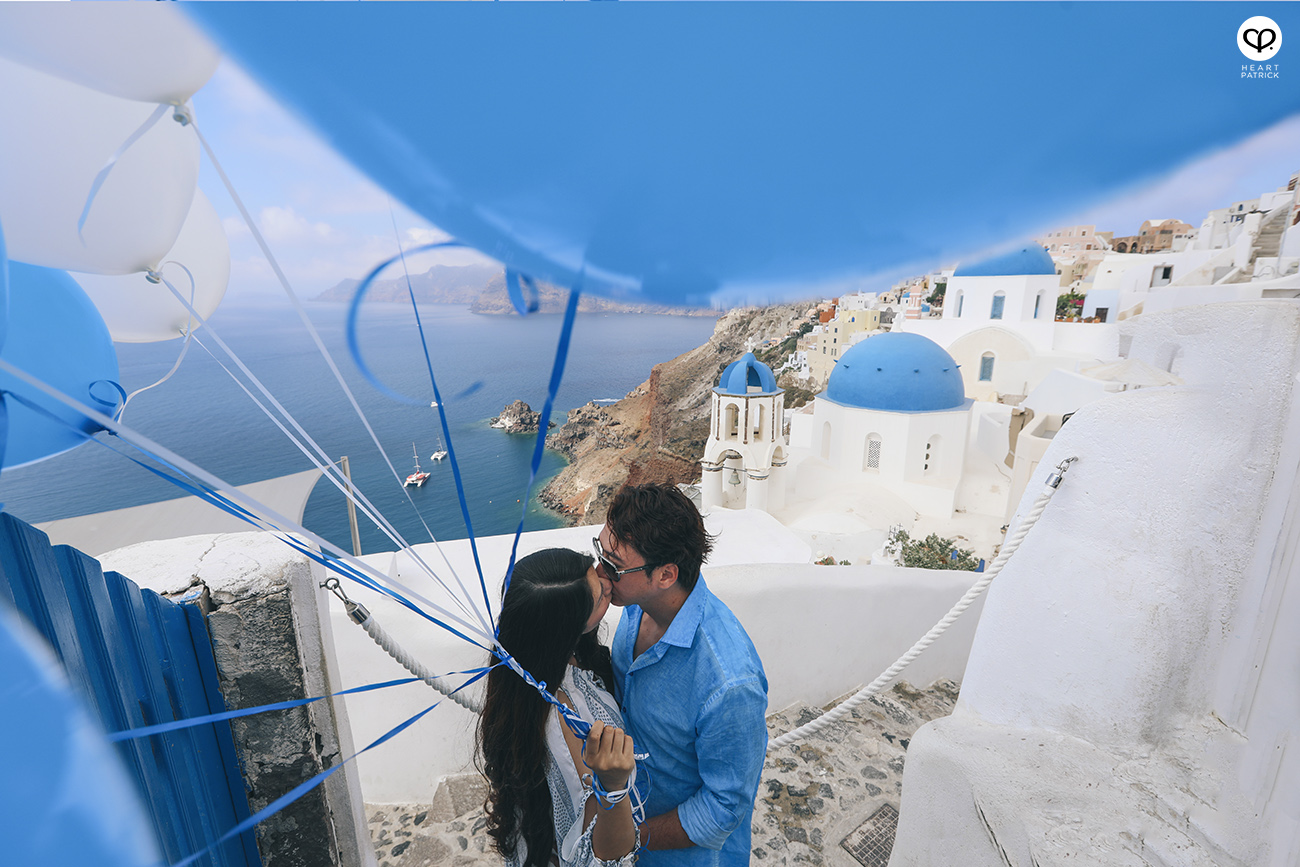heartpatrick destination pregnancy prenatal couple portraits santorini greece