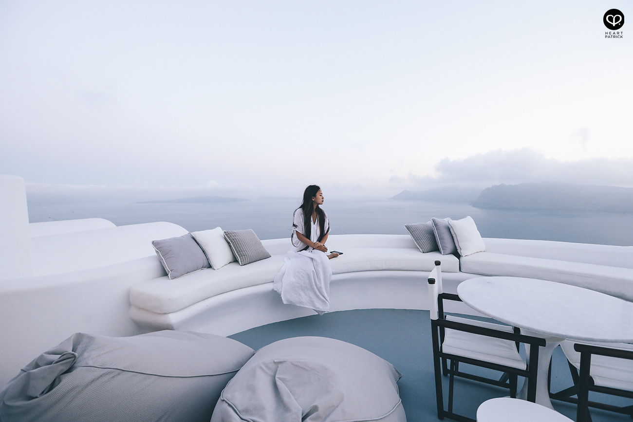 heartpatrick destination pregnancy prenatal couple portraits santorini greece