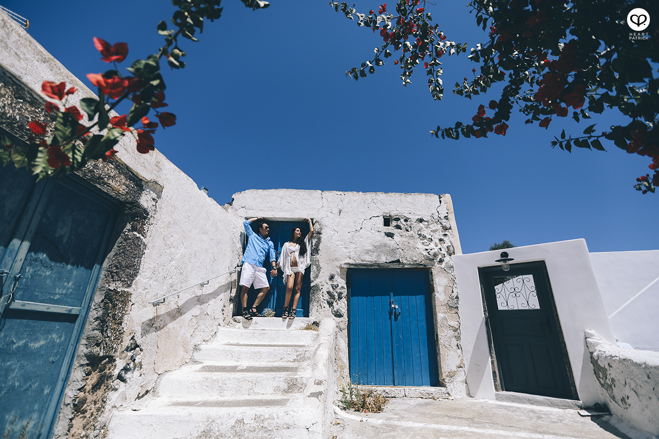 heartpatrick destination pregnancy prenatal couple portraits santorini greece