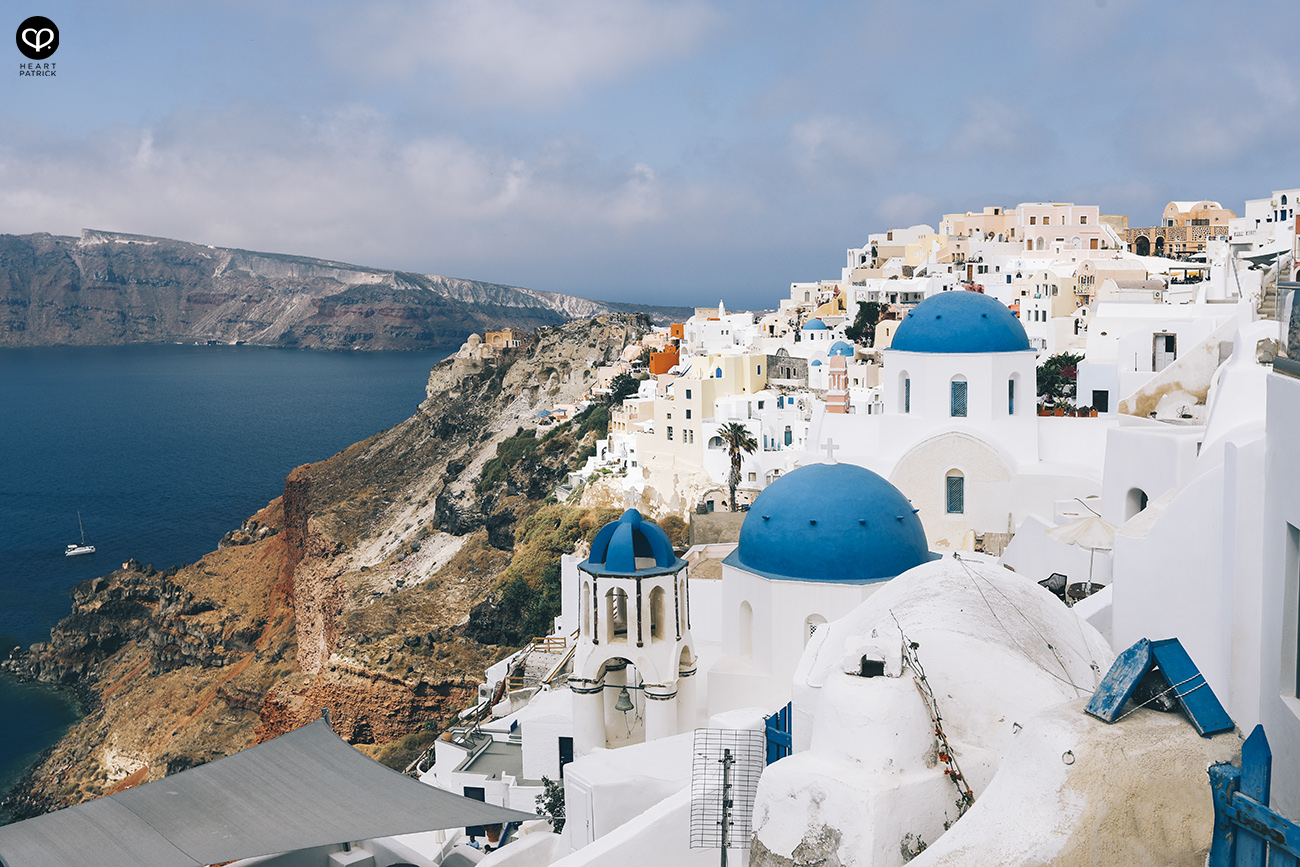 heartpatrick destination pregnancy prenatal couple portraits santorini greece
